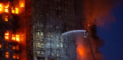 Bomberos trabajan para extinguir un incendio que se desató en Wang Fuk Court, una propiedad residencial en el distrito de Tai Po, en los Nuevos Territorios de Hong Kong, el miércoles 26 de noviembre de 2025. (AP Foto/Chan Long Hei)
