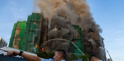 Trabajadores de emergencias trabajan en el lugar de un incendio en Wang Fuk Court, un complejo residencial en el distrito de Tai Po en los Nuevos Terrritorios de Hong Kong, el miércoles 26 de noviembre de 2025. (AP Foto/Chan Long Hei)
