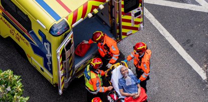 FOTODELDIA HONG KONG (China), 27/11/2025.- Los equipos de rescate suben a una ambulancia a una persona herida en el incendio en el distrito Tai Po de Hong Kong, China, El incendio declarado en siete edificios de un complejo residencial de Hong Kong deja ya 55 fallecidos, más de 60 heridos en diferentes condiciones en los hospitales y al menos 279 desaparecidos, según las últimas cifras difundidas este jueves por los servicios de emergencia. EFE/LEUNG MAN HEI