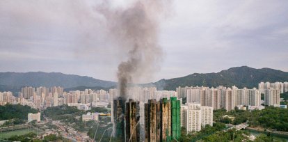HONG KONG (China), 27/11/2025.- Smoke billows from an apartment fire in the Tai Po district of Hong Kong, China, 27 November 2025. The fire, which started on 26 November, has killed at least 44 people, and left 279 missing. EFE/EPA/LEUNG MAN HEI
