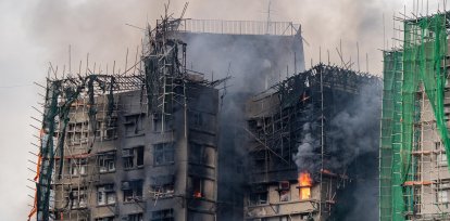 HONG KONG (China), 27/11/2025.- Smoke billows from an apartment fire in the Tai Po district of Hong Kong, China, 27 November 2025. The fire, which started on 26 November, has killed at least 44 people, and left 279 missing. EFE/EPA/LEUNG MAN HEI
