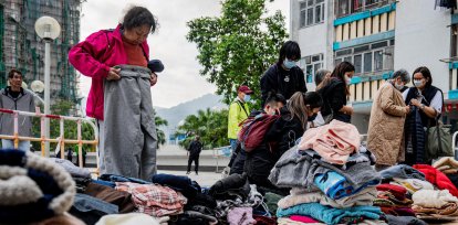 HONG KONG (China), 27/11/2025.- Displaced residents from an apartment fire in Tai Po district collect donated clothing in Hong Kong, China, 27 November 2025. The fire, which started on 26 November, has killed at least 44 people, and left 279 missing. EFE/EPA/LEUNG MAN HEI