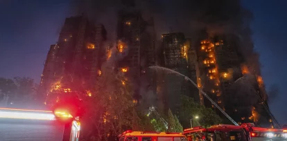 Los bomberos trabajan para extinguir un incendio que se desató en Wang Fuk Court, una urbanización en el distrito de Tai Po, en los Nuevos Territorios de Hong Kong, el miércoles 26 de noviembre de 2025