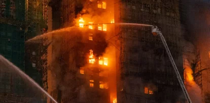 Los bomberos trabajan para extinguir un incendio que se desató en Wang Fuk Court, una urbanización en el distrito de Tai Po, en los Nuevos Territorios de Hong Kong, el miércoles 26 de noviembre de 2025.