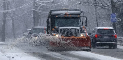Vista de un camión que barre la nieve tras una tormenta en EE.UU., en una fotografía de archivo.