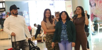 Dilcia contenta de volver a casa.