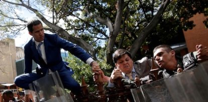 El presidente interino de Venezuela, Juan Guaido, intenta ingresar al edificio de la Asamblea Nacional bloqueado por las fuerzas del régimen de Maduro (5 de enero),El presidente interino de Venezuela, Juan Guaido, intenta ingresar al edificio de la Asamblea Nacional bloqueado por las fuerzas del régimen de Maduro (5 de enero)