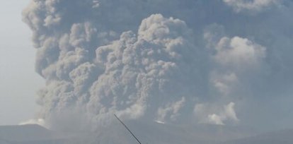 Un joven escapa en su canoa de la erupcion del volcán Tanauan en Filipinas (13 de enero) ,Un joven escapa en su canoa de la erupcion del volcán Tanauan en Filipinas (13 de enero)