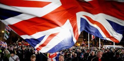 Un hombre ondea una bandera británica durante la celebración por la llegada del Brexit (31 de enero),Un hombre ondea una bandera británica durante la celebración por la llegada del Brexit (31 de enero)