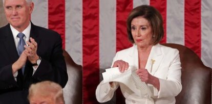 La líder demócrata de la cámara baja Nancy Pelosi rompe la copia dle discurso del Estado de la Unión que acaba de terminar de pronunciar el presidente Donald Trump (4 de febrero),La líder demócrata de la cámara baja Nancy Pelosi rompe la copia dle discurso del Estado de la Unión que acaba de terminar de pronunciar el presidente Donald Trump (4 de febrero)