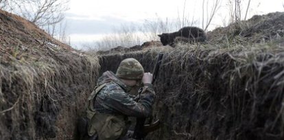 Un soldado ucraniano en una trinchera durante las nuevas refriegas con los sepratistas pro-rusos cerca de Krasnogorivka, en la región de Donetsk (28 de febrero),Un soldado ucraniano en una trinchera durante las nuevas refriegas con los sepratistas pro-rusos cerca de Krasnogorivka, en la región de Donetsk (28 de febrero)