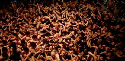 Hombres participan desnudos de un festival en Saudaiji, Japón. El que logra agarrar el 