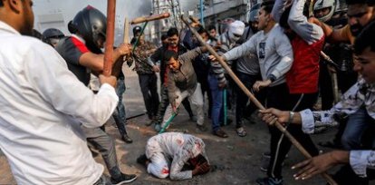 Pelea en las calles de Nueva Delhi entre dos facciones a favor y en contra de la nueva ley de ciudadanía india (24 de febrero),Pelea en las calles de Nueva Delhi entre dos facciones a favor y en contra de la nueva ley de ciudadanía india (24 de febrero)