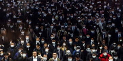Pasajeros con mascarillas en la estación Shinagawa de Tokio para prevenir el contagio con el covid-19 (2 de marzo) ,Pasajeros con mascarillas en la estación Shinagawa de Tokio para prevenir el contagio con el covid-19 (2 de marzo)