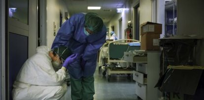 Una enfermera da consuelo a otra durante el cambio de turno en otra jornada interminable en el hospital de Cremona en Milan, Italia, durante la etapa más cruel de la pandemia en ese país (13 de marzo),Una enfermera da consuelo a otra durante el cambio de turno en otra jornada interminable en el hospital de Cremona en Milan, Italia, durante la etapa más cruel de la pandemia en ese país (13 de marzo)