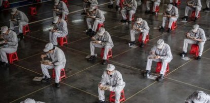 Empleados de una fábrica de Honda, en Wuhan, China, comparten su almuerzo manteniendo la distancia social, tras la reapertura de actividad fabril en la ciudad donde comenzó a expandirse el covid-19 (23 de marzo),Empleados de una fábrica de Honda, en Wuhan, China, comparten su almuerzo manteniendo la distancia social, tras la reapertura de actividad fabril en la ciudad donde comenzó a expandirse el covid-19 (23 de marzo)