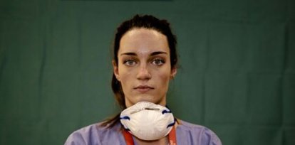 La enfermera Martina Papponetti, de 25 años, posa al final de su extenuante jornada laboral en el Humanitas Gavazzeni Hospital en Bergamo, Italia. (27 de marzo),La enfermera Martina Papponetti, de 25 años, posa al final de su extenuante jornada laboral en el Humanitas Gavazzeni Hospital en Bergamo, Italia. (27 de marzo)