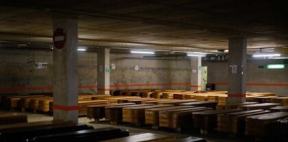 Ataúdes con víctimas de covid-19 en una casa funeraria de Collserola, cerca de Barcelona (3 de abril) ,Ataúdes con víctimas de covid-19 en una casa funeraria de Collserola, cerca de Barcelona (3 de abril)