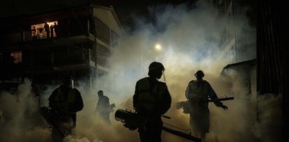 Voluntarios fumigan las calles de Nairobi, en Kenia, para prevenir la expansión del covid-19 (6 de abril) ,Voluntarios fumigan las calles de Nairobi, en Kenia, para prevenir la expansión del covid-19 (6 de abril)