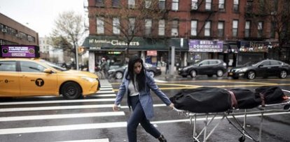 Alisha Narvaez, directora de un servicio de cremación en Nueva York,  traslada el cuerpo de una víctima de covid-19 por una calle de Harlem. (24 de abril),Alisha Narvaez, directora de un servicio de cremación en Nueva York,  traslada el cuerpo de una víctima de covid-19 por una calle de Harlem. (24 de abril)