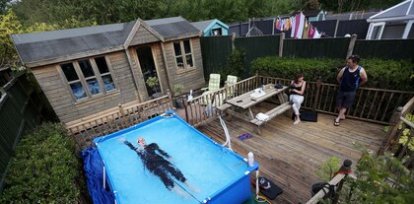 El triatleta Lloyd Bebbington entrena en una piscina en su casa de Newcastle, ante las restricciones por la pandemia (26 de abril),El triatleta Lloyd Bebbington entrena en una piscina en su casa de Newcastle, ante las restricciones por la pandemia (26 de abril)