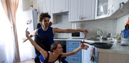 Los bailarines del Bolshoi Igor Tsvirko y Margarita Shrainer toman una clase en la cocina de su casa, durante el confinamiento en Moscú (29 de abril),Los bailarines del Bolshoi Igor Tsvirko y Margarita Shrainer toman una clase en la cocina de su casa, durante el confinamiento en Moscú (29 de abril)