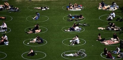 Grupos de personas disfurtan de una tarde en el Domino Park de Brooklyn, Nueva York, manteniendo la distancia social (17 de mayo),Grupos de personas disfurtan de una tarde en el Domino Park de Brooklyn, Nueva York, manteniendo la distancia social (17 de mayo)