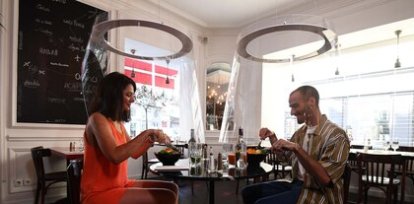 Una pareja almuerza en un restaurante de París, separados por protectores de plexiglass (27 de mayo),Una pareja almuerza en un restaurante de París, separados por protectores de plexiglass (27 de mayo)