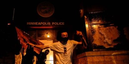 Manifestantes preden fuego una estación de policía en Mineapolis, en las protestas por el asesinato de George Floyd en manos policiales. (28 de mayo),Manifestantes preden fuego una estación de policía en Mineapolis, en las protestas por el asesinato de George Floyd en manos policiales. (28 de mayo)