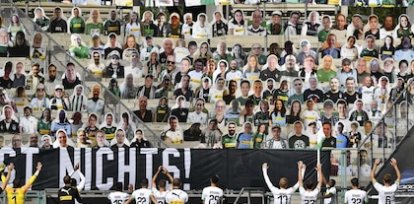 Los jugadores del Borussia Moenchengladbach celebran frente a fotos de sus hinchas colocadas en su estadio sin público, en el regreso de la Bundesliga después de la suspensión por la pandemia (31 de mayo),Los jugadores del Borussia Moenchengladbach celebran frente a fotos de sus hinchas colocadas en su estadio sin público, en el regreso de la Bundesliga después de la suspensión por la pandemia (31 de mayo)