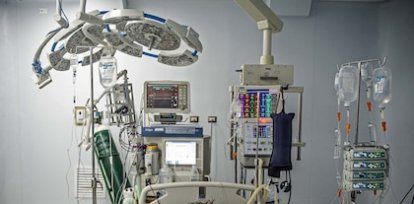 Un paciente de COVID-19, en la unidad de terapia intensiva del hospital Alberto Sabogal Sologuren de Lima, Perú (2 de julio),Un paciente de COVID-19, en la unidad de terapia intensiva del hospital Alberto Sabogal Sologuren de Lima, Perú (2 de julio)