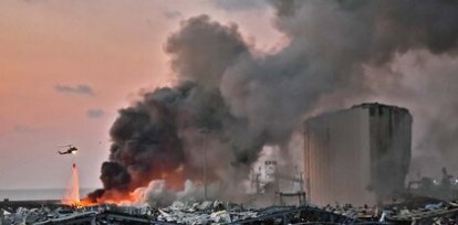 Un helicóptero trata de apagar el fuego después de la explosión en el puerto de Beirut (4 de agosto) ,Un helicóptero trata de apagar el fuego después de la explosión en el puerto de Beirut (4 de agosto)