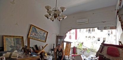 Una mujer observa los escombros de su apartamento en Beirut dañado por la explosión en el puerto.,Una mujer observa los escombros de su apartamento en Beirut dañado por la explosión en el puerto.