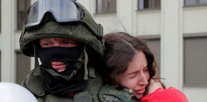 Una mujer abraza a un integrante de las tropas del ministerio del Interior de Bielorrusa durante las protestas de la oposición ante las sospechas de fraude electoral por parte del presidente Lukashenko. (14 de agosto),Una mujer abraza a un integrante de las tropas del ministerio del Interior de Bielorrusa durante las protestas de la oposición ante las sospechas de fraude electoral por parte del presidente Lukashenko. (14 de agosto)