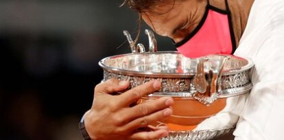 Rafael Nadal celebra su nueva victoria en el Torneo de Roland Garros tras derrotar a Noccka Djokovis en la final (11 de octubre)T,Rafael Nadal celebra su nueva victoria en el Torneo de Roland Garros tras derrotar a Noccka Djokovis en la final (11 de octubre)T