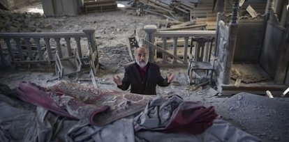 Arthur Sahakyan reza dentro de la catedral armenia de Ghazanchetsots (Holy Saviour) en Shusha, dañada por los bombardeos azeríes en Nagorno Karabaj. (16 de octubre),Arthur Sahakyan reza dentro de la catedral armenia de Ghazanchetsots (Holy Saviour) en Shusha, dañada por los bombardeos azeríes en Nagorno Karabaj. (16 de octubre)