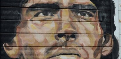 Un hombre lamenta la muerte de Diedo Maradona en una calle de Buenos Aires (25 de noviembre) ,Un hombre lamenta la muerte de Diedo Maradona en una calle de Buenos Aires (25 de noviembre)