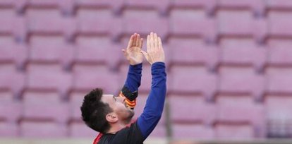 Lionel Messi homenaja a Diego Maradona tras marcar un gol en el paertido de Barcelona frente a Osasuna (29 de noviembre),Lionel Messi homenaja a Diego Maradona tras marcar un gol en el paertido de Barcelona frente a Osasuna (29 de noviembre)