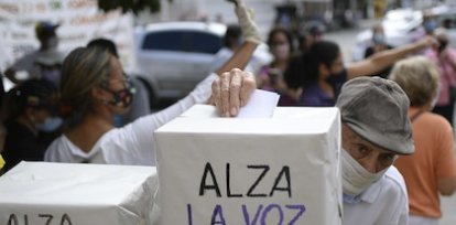 Una persona vota en Caracas en la consulta popular organizada por los partidos democráticos venezolanos en rechazo a la elección fraudulenta organizada por el régimen de Maduro (12 de diciembre) ,Una persona vota en Caracas en la consulta popular organizada por los partidos democráticos venezolanos en rechazo a la elección fraudulenta organizada por el régimen de Maduro (12 de diciembre)