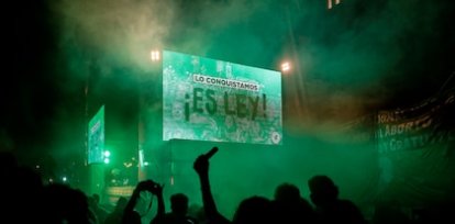 Miles de personas celebran en Buenos Aires la despenalización del aborto en Argentina tras la aprobación de la ley en el Senado (30 de diciembre),Miles de personas celebran en Buenos Aires la despenalización del aborto en Argentina tras la aprobación de la ley en el Senado (30 de diciembre)