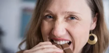 mujer comiendo chocolate,mujer comiendo chocolate