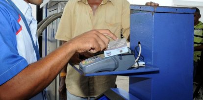 Persona efectúa su pago con Tarjeta Bonogás para Choferes