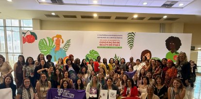 La foto presenta a las mujeres pertenecientes y participantes en dicha Convencion que se lleva a cabo en Brasil.