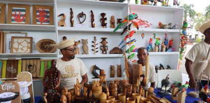 Artesanos junto a sus obras