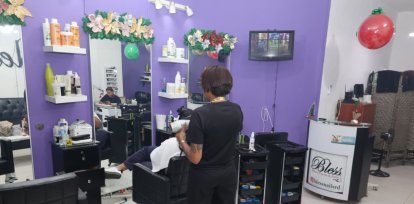 Estilista pasando blower a clienta