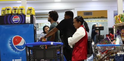 Fila para pagar en tienda