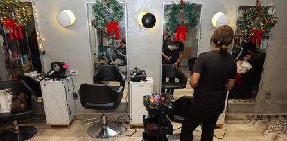 Estilista espera por clienta