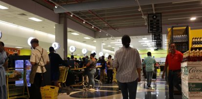 Área de cajas de un supermercado 