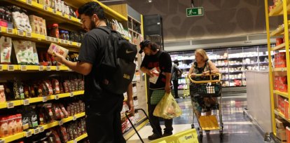 Personas en supermercado del Gran Santo Domingo