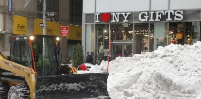Labores de retirada de nieve en las inmediaciones de la Bolsa de Nueva York, este lunes. EFE